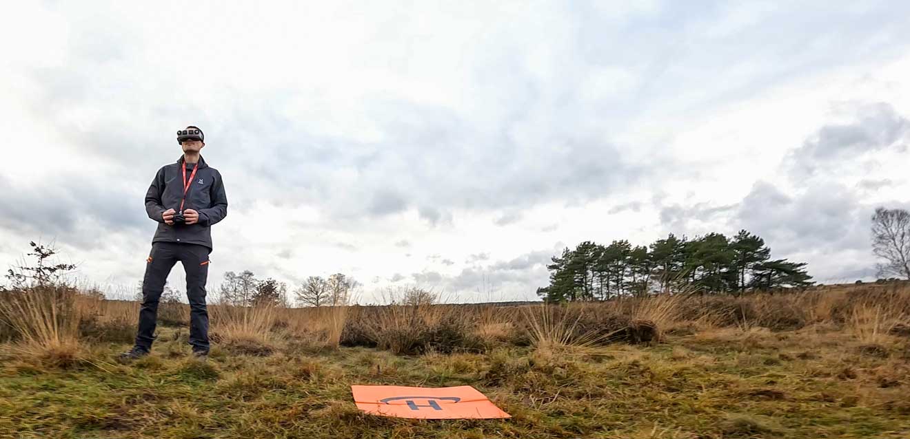 Afbeelding van mezelf terwijl ik een FPV drone bestuur.
